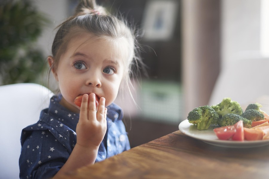 Children learning to feed themselves